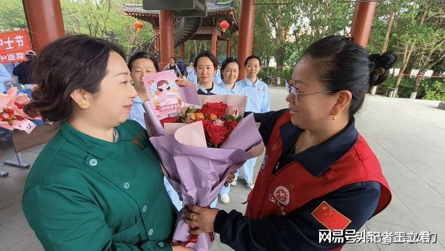 企业致敬白衣天使凝聚社会温情PG麻将胡了2模拟器沈阳爱心(图3)