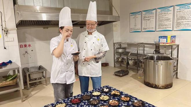 缘麻辣烫掌门人揭秘：为何牛华是麻辣烫发源地？麻将胡了2游戏入口从街头一锅菜到全民