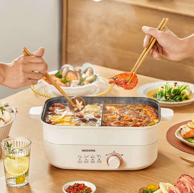 辣党都满足!45L黄金容量旋钮控温涮炒煎炖焖蒸也能轻松搞定!PG麻将胡了免费试玩模拟器自带鸳鸯锅的分体式电火锅清汤党和麻(图4) 辣党都满足!45L黄金容量旋钮控温涮炒煎炖焖蒸也能轻松搞定!PG麻将胡了免费试玩模拟器自带鸳鸯锅的分体式电火锅清汤党和麻(图4)